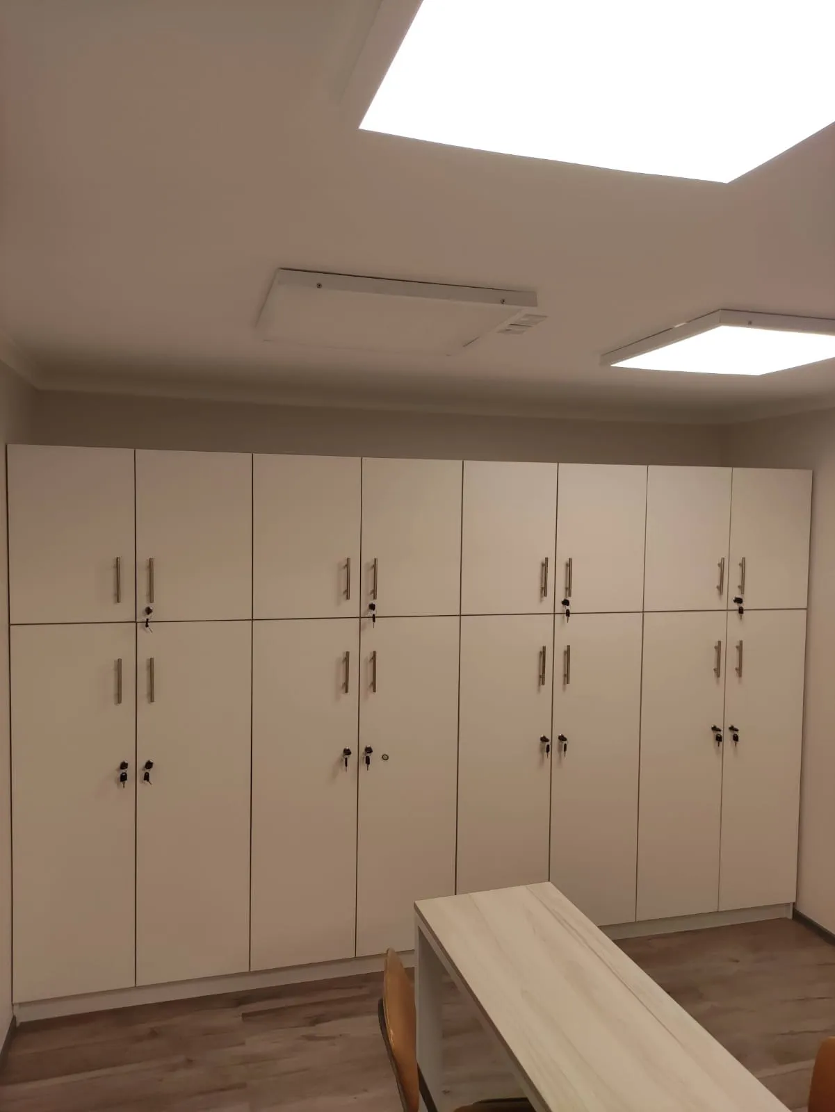 Muro de muebles a medida en oficina